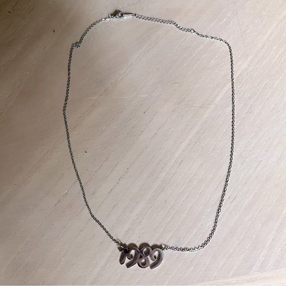 *NEW* TAYLOR SWIFT Themed 1989 Album Year Number Necklace in Silver - Picture 4 of 5